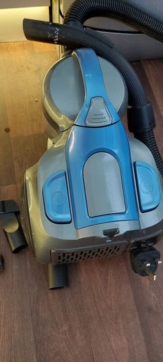 700w bagless vacuum