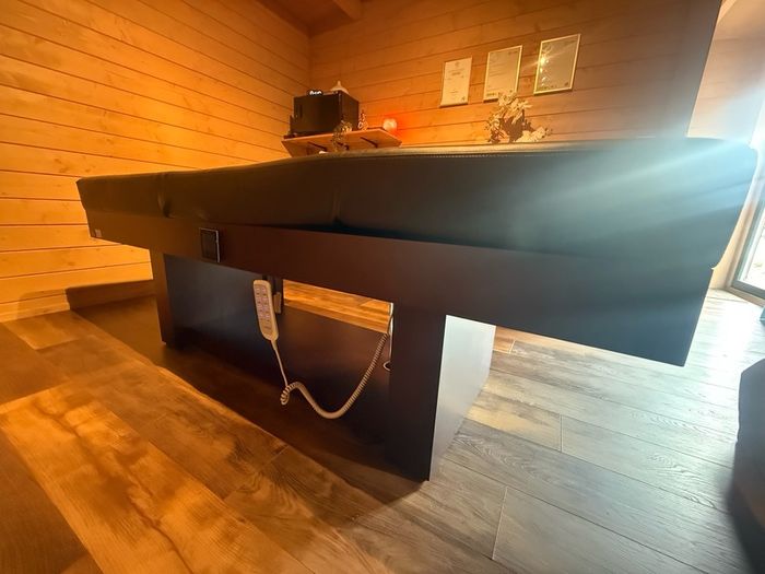 treatment table/bed