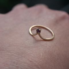 Red Stone 9ct Yellow Gold Ladies Ring 0,9g
