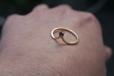 Red Stone 9ct Yellow Gold Ladies Ring 0,9g