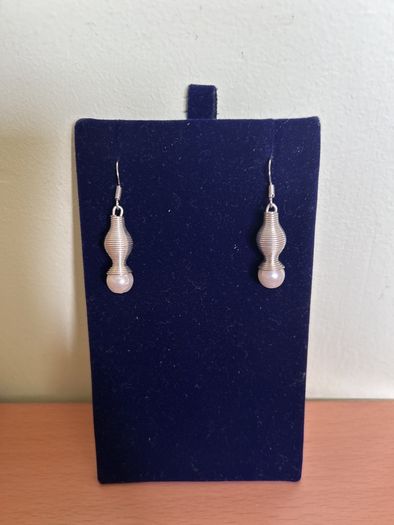 Pearl/ silver tone necklace and earrings jewelley set