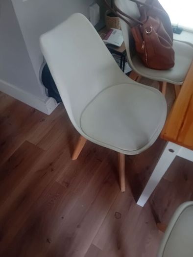 table and chairs x4