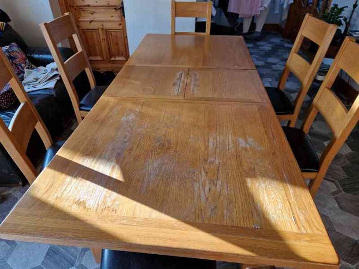 Kitchen table & 6 chairs - priced to sell