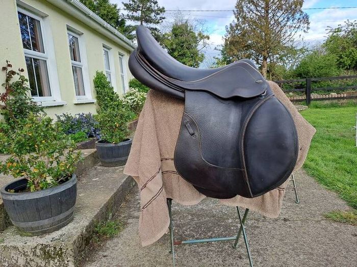 17.5" John Whitaker close contact jump saddle