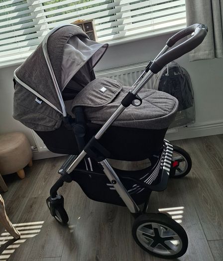 Silver Cross Pioneer Pram & Carrycot - Near New Condition