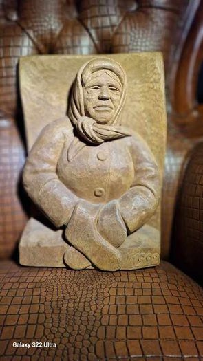 Sculptures, portraits made of wood.