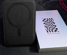 Magsafe carbon card holder