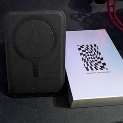 Magsafe carbon card holder