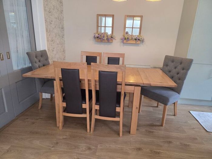 Extendable Dining table and chairs