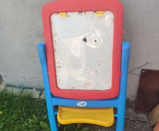 Crayola Easel Qwikflip Chalkboard and Magnetic Whiteboard