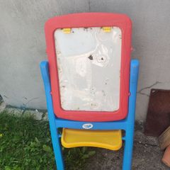 Crayola Easel Qwikflip Chalkboard and Magnetic Whiteboard