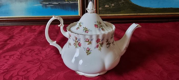 92 Pc. Royal Albert Winsome Bone China Gold Gilt Dinner, Coffee And Tea Service / Set For 12 Person Setting Made In England