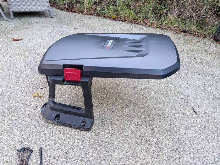 Robot lawnmower Garage
