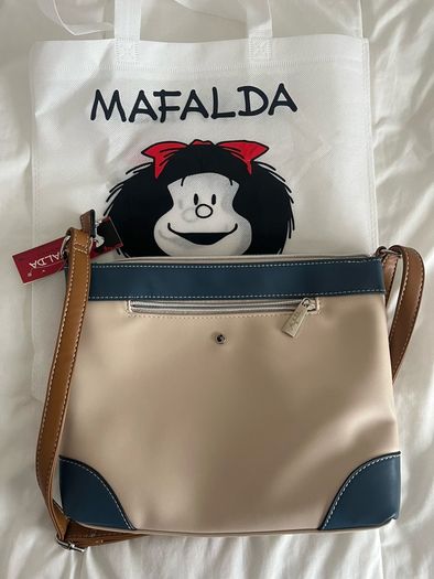 Mafalda crossbody bag with a quote in Spanish