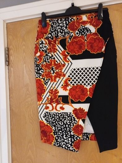 River Island  Skirt. S.12.    NEW