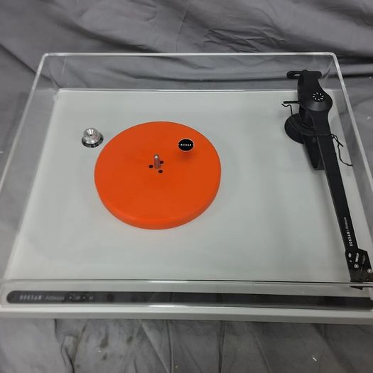 Rare Multy award winning Audiophile Quality Roksan Attessa Turntable ice White pristine condition Stunning bargain