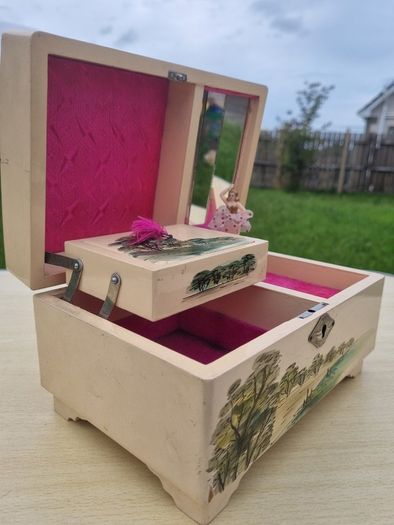 Antique Japanese music box with jewelry box from the 1960s.