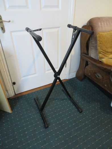 2 folding Piano/keyboard stands