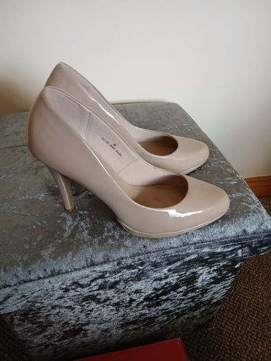 Women's patent leather shoes,size 6