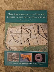 The Archaeology Of Life And Death In The Boyne Floodplain. The Linear Landscape Of The M4. By Neil Carlin, Linda Clarke,and Fintan Walsh. First Edition Large Volume Paperback In Good Condition. See Photos For Same.