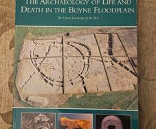 The Archaeology Of Life And Death In The Boyne Floodplain. The Linear Landscape Of The M4. By Neil Carlin, Linda Clarke,and Fintan Walsh. First Edition Large Volume Paperback In Good Condition. See Photos For Same.