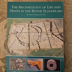 The Archaeology Of Life And Death In The Boyne Floodplain. The Linear Landscape Of The M4. By Neil Carlin, Linda Clarke,and Fintan Walsh. First Edition Large Volume Paperback In Good Condition. See Photos For Same.