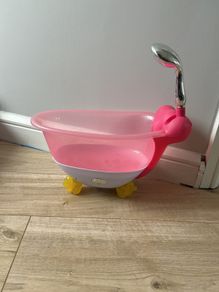 dolls bath - sprays water