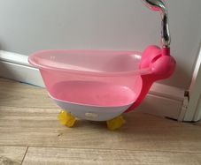 dolls bath - sprays water