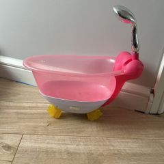 dolls bath - sprays water