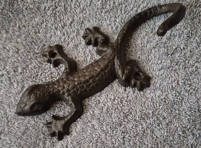 Cast iron geko wall hook.