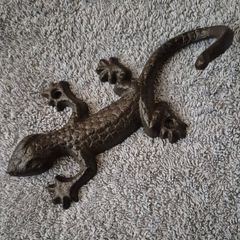 Cast iron geko wall hook.