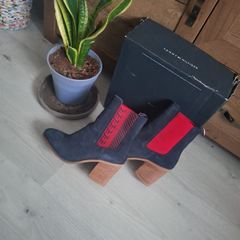 Tommy Hilfiger boots size 6