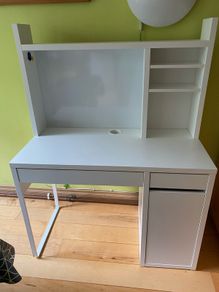 White ikea Micke Desk, very good condition and cleaned (non smoking house)