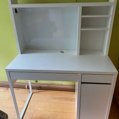 White ikea Micke Desk, very good condition and cleaned (non smoking house)