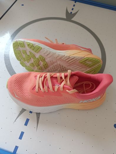 Hoka Arahi 7 Coral