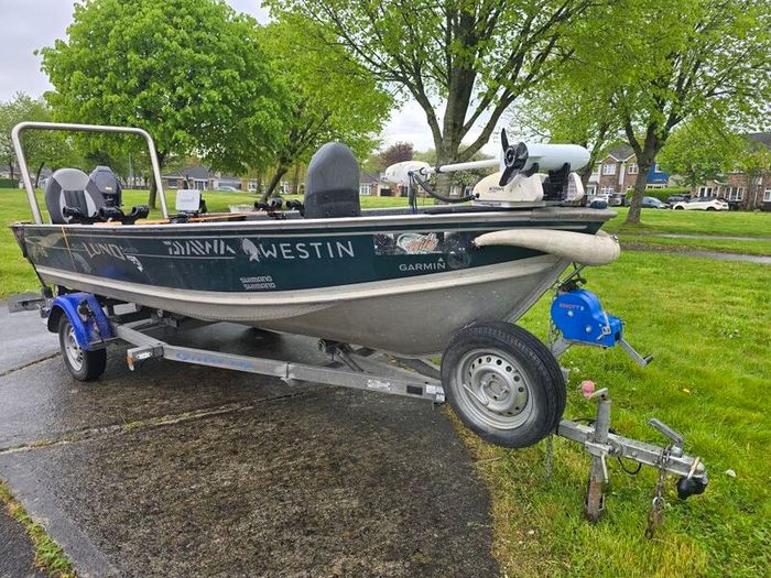 Boat "Lund 16ft Predator fishing boat with Livescope LVS32"