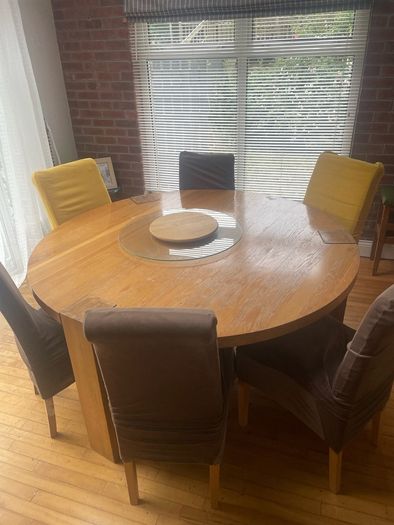 Round dining table