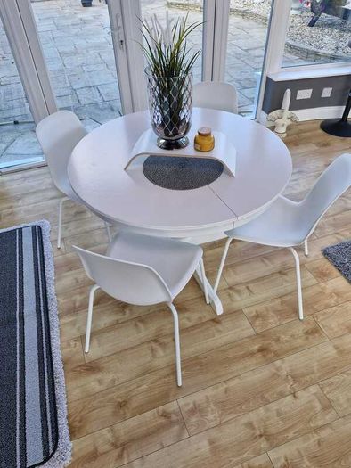 White round table and 4 chairs