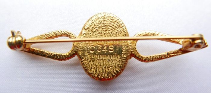 Vintage Exquisite English Cameo on a bar pin