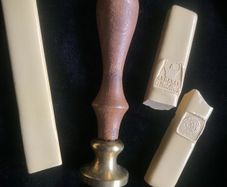 Vintage lacquer seal. Wax stamp. Letter 'G'