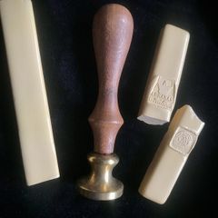 Vintage lacquer seal. Wax stamp. Letter 'G'