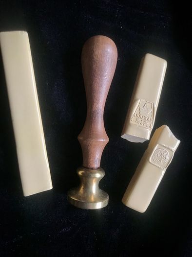 Vintage lacquer seal. Wax stamp. Letter 'G'