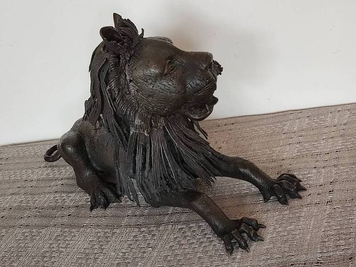 Large sculpture of bronze Lion.Weight: 7.450 kg