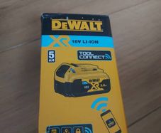 Dewalt dcb184b 5Ah Bluetooth battery