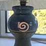 Ceramic table lamp with spiral design Image 2