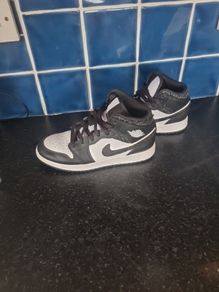 Air Jordan 1 mid se (gs)
