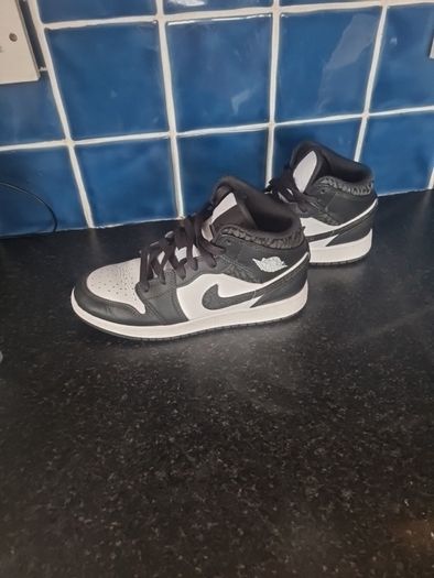 Air Jordan 1 mid se (gs)