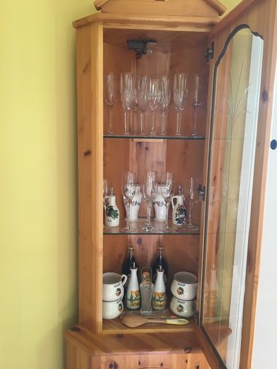 Beautiful pine corner dresser. Excellent condition