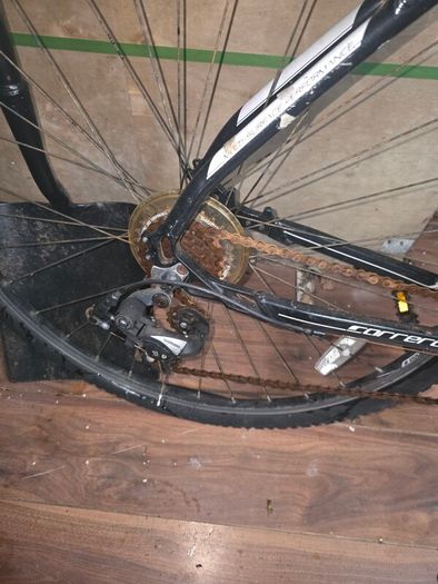 Carrera hybrid bike with lock