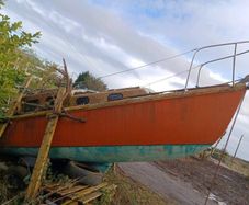 Yacht with mast free